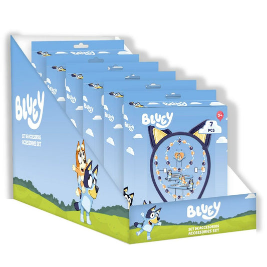 En displaybox fylld med flera förpackningar av Bluey håraccessoarer i flerfärger, med karaktärerna Bluey och Bingo på förpackningarna.