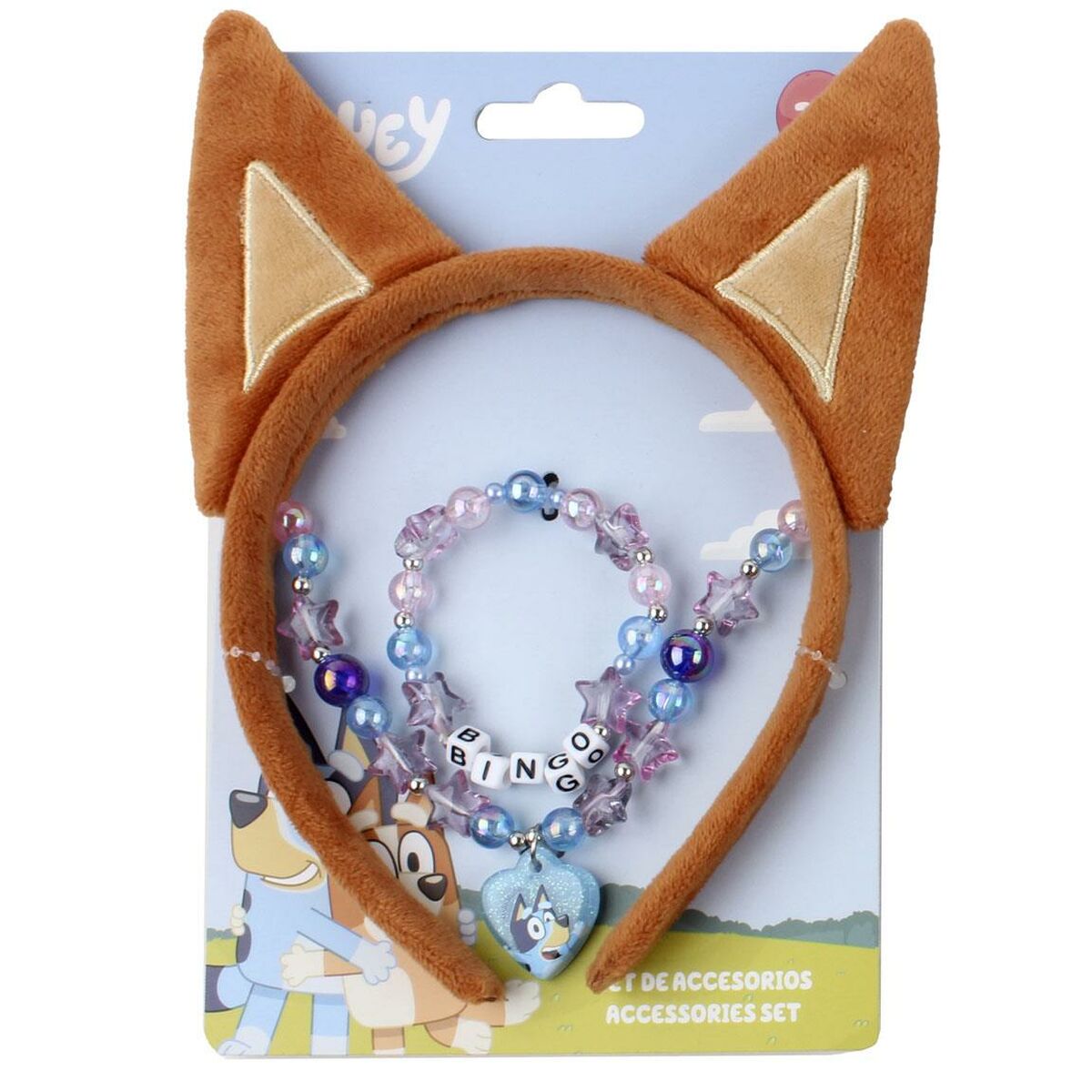 Ett set med leksakssmycken och ett diadem med bruna, plyschiga djuröron, innehållande ett pärlarmband med bokstäver som stavar BINGO, ett pärlhalsband och ett hjärtformat hänge med en figur på.