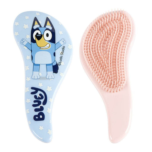 En blå hjärtformad hålborste med motiv av tecknad figur Bluey på framsidan och ljusrosa, flexibla borstpiggar på baksidan.