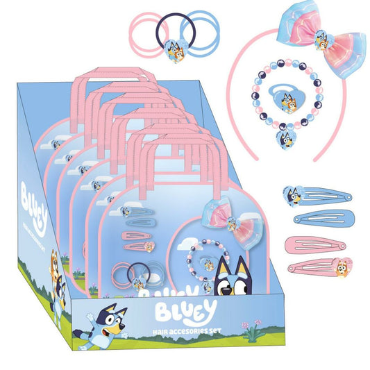 Displayförpackning som innehåller flera Bluey håraccessoarset, komplett med hårspännen, rosetter, pärlarmband och hårband i blått och rosa.