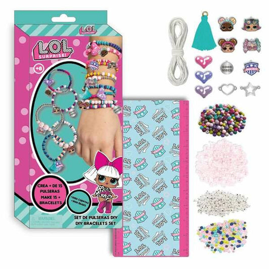 Ett färgglatt set för att göra egna LOL Surprise smycken, inklusive pärlor, tofsar, berlocker och en förpackning som visar färdiga armband.