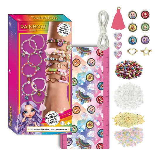En bild som visar Rainbow High smyckeskit med låda, olika färgglada pärlor, tofsar, hängen med karaktärer, en rosa linjal och vitt snöre för att skapa halsband och armband.