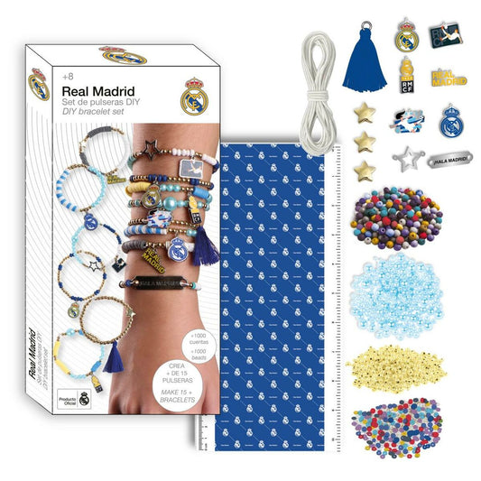 Ett DIY-set för att göra armband och halsband med Real Madrid C.F. tema, som visar olika pärlor, snören, berlocker och en blå mönstrad bakgrund.