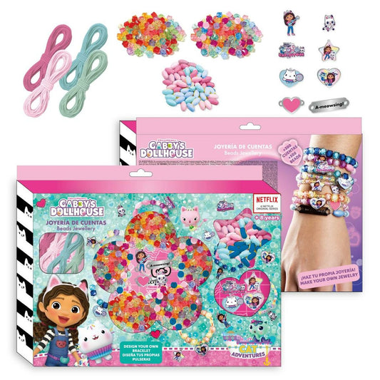 Förpackningen till Gabby's Dollhouse pärlkit som visar Gabby och katten Pandy Paws omgivna av färgglada pärlor och tillbehör för att göra armband och halsband.