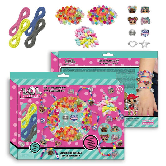 Förpackning till LOL Surprise! DIY-armband och halsbandssats som visar olika färgglada pärlor, snören i rosa, gult och blått, samt färdiga armband med LOL-figurer på.
