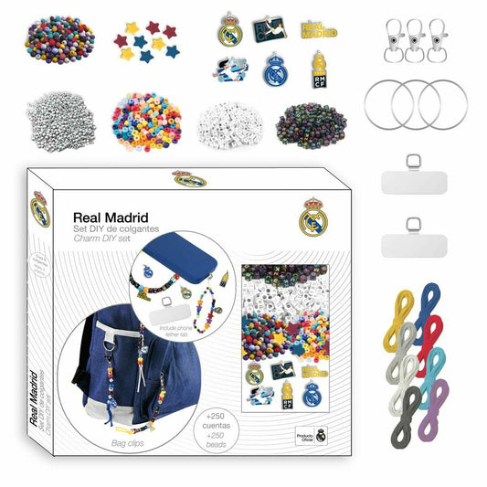 En överblick av ett DIY-set för halsband och berlocker med Real Madrid-tema, som visar olika pärlor, snören, nyckelringar och officiella klubbmärken.