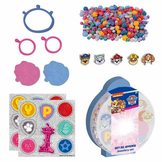 Ett Paw Patrol smyckeset som innehåller en stor mängd färgglada pärlor, olika Paw Patrol-berlocker, klistermärken och tillbehör för att göra halsband och armband i en rund blå förpackning.