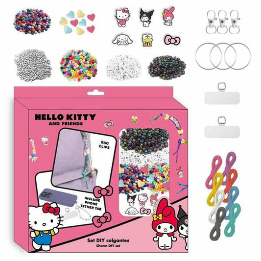En förpackning med Hello Kitty-tema som innehåller olika sorters flerfärgade pärlor, hjärtformade dekorationer, karaktärer från Hello Kitty, krokar, ringar och remmar för att skapa armband, halsband och mobilaccessoarer.