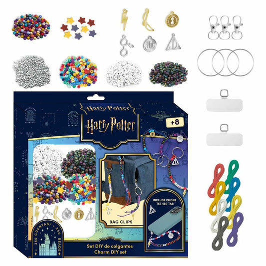 Ett Harry Potter charm DIY set som innehåller ett stort urval av flerfärgade pärlor, bokstavspärlor, olika hängen (som blixtar och HP-loggor), clips, ringar, snören i olika färger samt två vita telefonflärpar för att skapa personliga smycken och dekorationer.