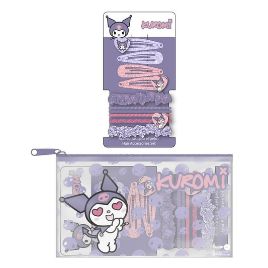 Ett set med lila och rosa håraccessoarer, inklusive spännen och snoddar med Kuromi-motiv, förvarade i en genomskinlig necessär med Kuromi-tryck.