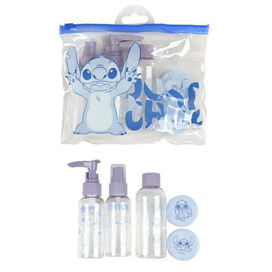 Ett genomskinligt resekitt med fyra små behållare och två runda lockförpackningar med motiv av Disney-karaktären Stitch i blått och lila.