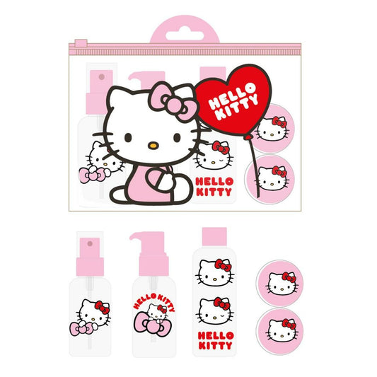 Ett rosa resekit med tre tomma behållare (spray, pump och vanlig kork) samt matchande Hello Kitty-klistermärken, allt förpackat i ett genomskinligt, rosa-kantat fodral med ett stort motiv av Hello Kitty som håller i en röd ballong.