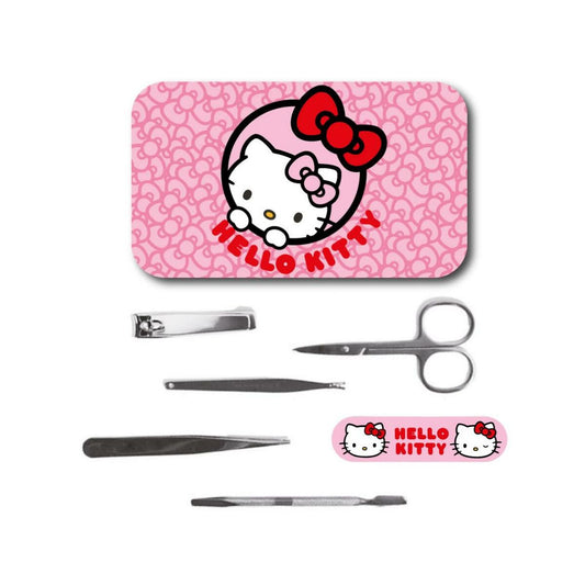 Ett rosa manikyrset med Hello Kitty-motiv som innehåller nagelklippare, sax, pincett och nagelfil, samt två Hello Kitty klistermärken.