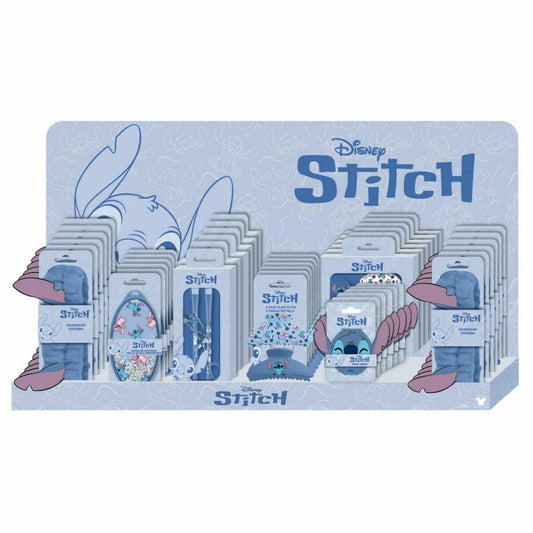 Display med flera förpackade Stitch-accessoarer, där det framträdande objektet är ett blått halsband med Stitch-tema.