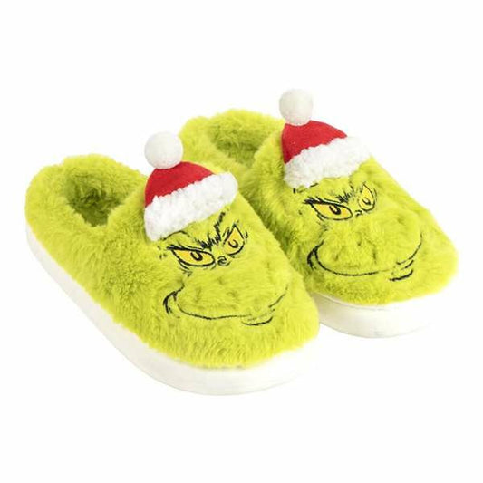 Ett par luddiga, limegröna tofflor dekorerade med Grinch-ansikten och små röda tomteluvor på ovansidan.