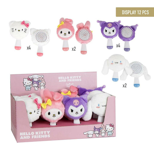 Ett displayställ med tolv Hello Kitty and Friends-hårborstar, inklusive vita med rosa rosett (Hello Kitty), rosa med gul rosett (My Melody), lila med dödskalle (Kuromi) och vita med blåa detaljer (Cinnamoroll).