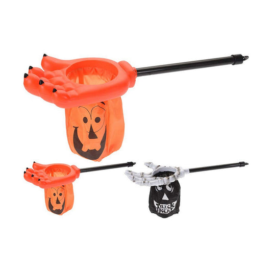 Tre olika godisväskor för Halloween med långa handtag, två med orangea pumpaansikten och ett handtag format som en orange hand, och en med ett svart 'Trick or Treat'-tryck och ett grått skeletthandtag.