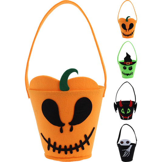 En grupp färgglada Halloween-korgar i filt eller gummi, varav den största är en orange pumpa och de mindre visar en pumpa, en grön häxa, en svart djävul och ett skelett.