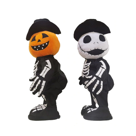 Två mjuka prydnadsfigurer för Halloween; en med ett pumpahuvud och en med ett skeletthuvud, båda klädda i svarta dräkter med vita skelettben och svarta hattar.