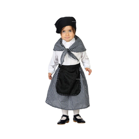 En liten flicka i en traditionell dräkt som föreställer en tant, med vit skjorta, rutig kjol, svart förkläde, rutig scarf och svart basker.
