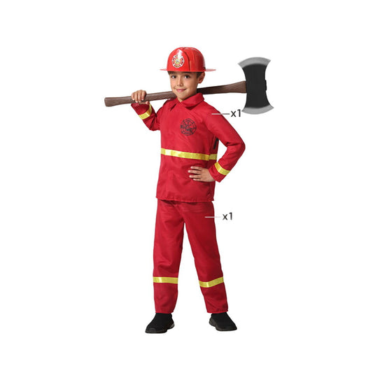 En ung pojke i en röd brandmansdräkt med gula reflexband, bärande en röd hjälm och håller en stor leksakshacka över axeln.
