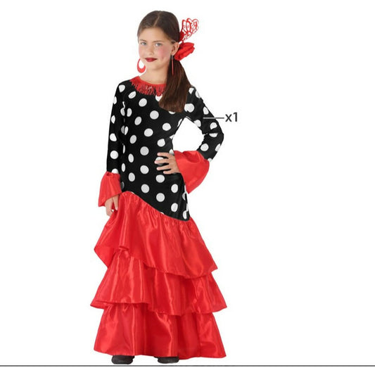 Ett barn i en lång Flamenco-klänning som är svart med vita prickar på överdelen och har volanger i starkt rött på kjolen och ärmslut.