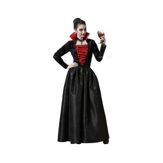 En kvinna klädd i en lång, elegant svart vampyrdräkt med röd korsett och dramatisk krage, som håller ett glas röd dryck.