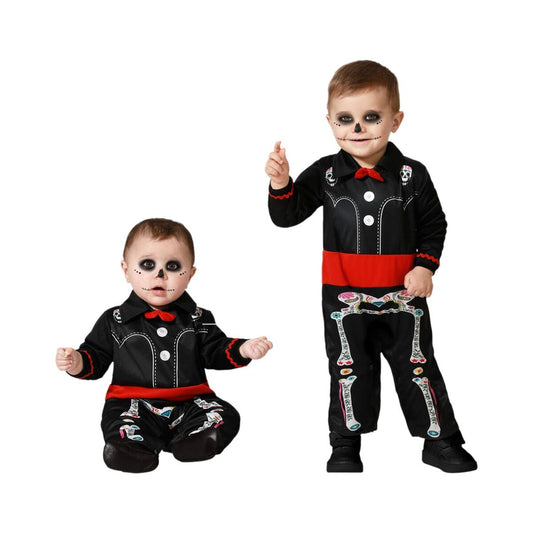 Två bilder på små barn, en baby som sitter och en lite äldre som står, klädda i matchande svarta maskeraddräkter med färgglada skelettmotiv och röd midjeband.