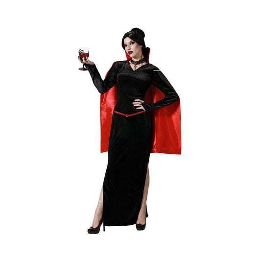 En kvinna klädd i en lång, svart sammetsliknande vampyrklänning med hög slits, en röd fodrad cape med hög krage, och håller ett glas rött vin.