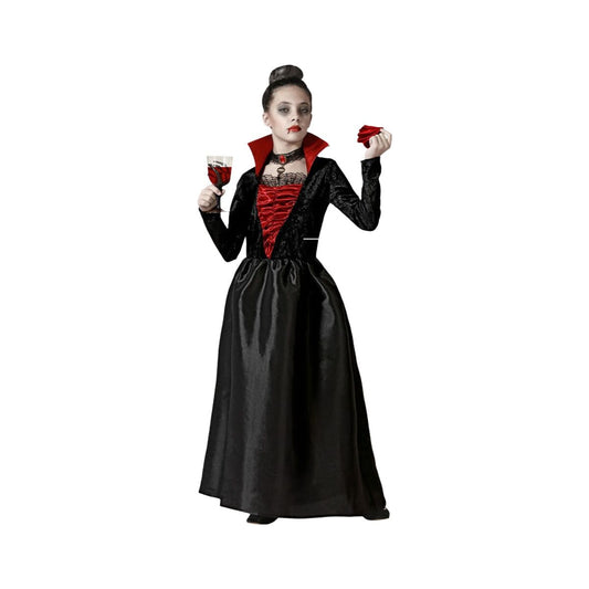 Ett barn klädd i en elegant svart och röd vampyrdräkt med hög krage, som håller ett glas rött innehåll och en röd ros.