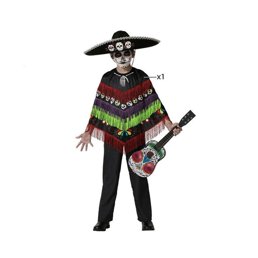Ett barn iklädd en svart dräkt med en färgstark poncho med lila, gröna och röda fransar. Barnet har sminkat ansikte som en dödskalle och bär en svart sombrero med små dödskallar på kanten, samt håller i en liten leksaksgitarr dekorerad med dödskallemotiv.