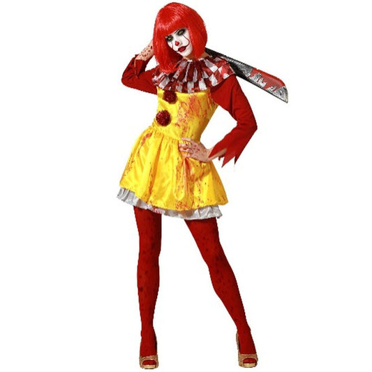 En kvinna i en blodstänkt gul och röd clowndräkt med rött kort hår och vit clownmakeup, poserar hotfullt.