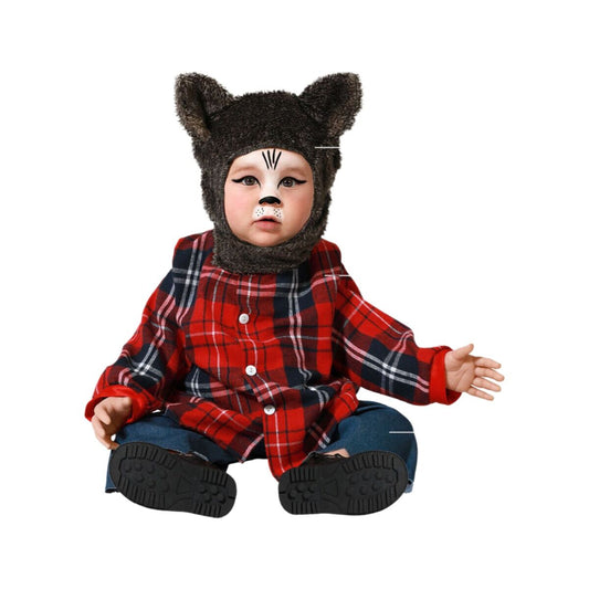 Ett litet barn sitter klädd i en varulvmaskeraddräkt bestående av en luvhätta med öron och ansiktsmålning, samt en röd- och svartrutig flanellskjorta och jeans.