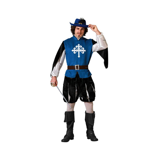 En man poserar i en komplett musketördräkt som består av en blå väst med ett vitt korsmotiv, vita ärmar, svarta puffiga byxor, ett brunt skärp och en blå hatt.