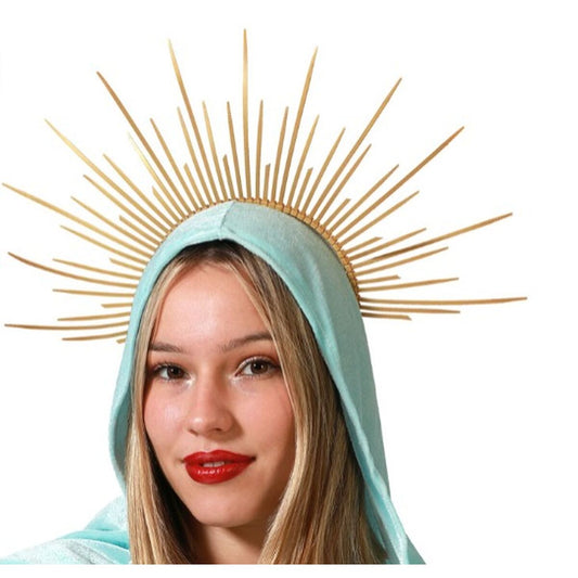En kvinna bär ett turkost hättliknande plagg och ett stort gyllene diadem format som en solgloria med spetsiga strålar som sticker ut runt huvudet.