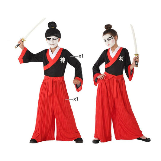 Två barn, en kille och en tjej, poserar i identiska röda och svarta japanskinspirerade maskeraddräkter med vit ansiktsmålning och håller i leksakssvärd.