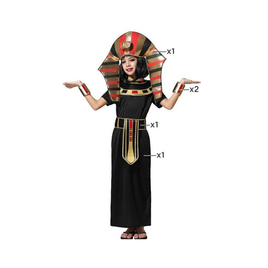 Ett barn poserar i en svart maskeraddräkt föreställande en Egyptisk kvinna, komplett med en stor randig huvudbonad, bälte och två guldiga armband.
