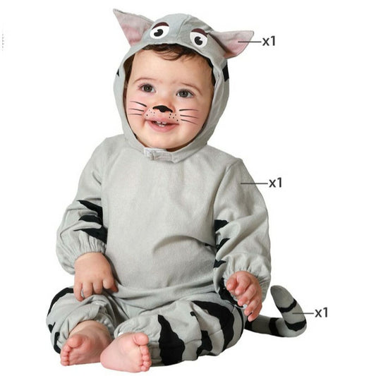 En glad bebis sitter i en mjuk, grå maskeraddräkt som föreställer en katt, komplett med huva med öron och en svans med svarta ränder.
