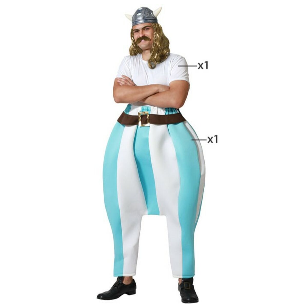 En man i en uppblåst vikingadräkt med blå och vita ränder, ett brunt bälte, en blond peruk och en vikingahjälm med horn.