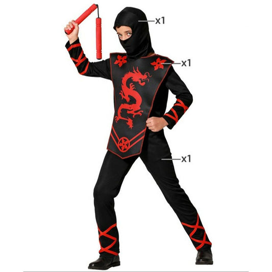 En pojke klädd i en svart och röd ninjadräkt med en stor röd drake på överdelen, håller i ett par röda nunchakus.