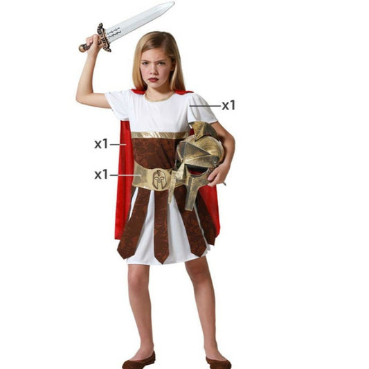 En ung flicka klädd i en gladiatormaskeraddräkt för barn, som består av en vit tunika, en brun och guldbroderad brynja, en röd kappa, och hon håller ett guldliknande svärd i ena handen och en matchande hjälm i den andra.