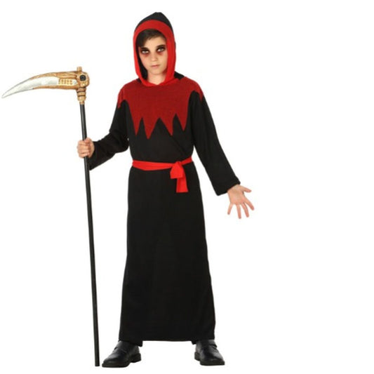 Ett barn poserar i en svart och röd demonmaskeraddräkt med huva och håller i en stor lie.