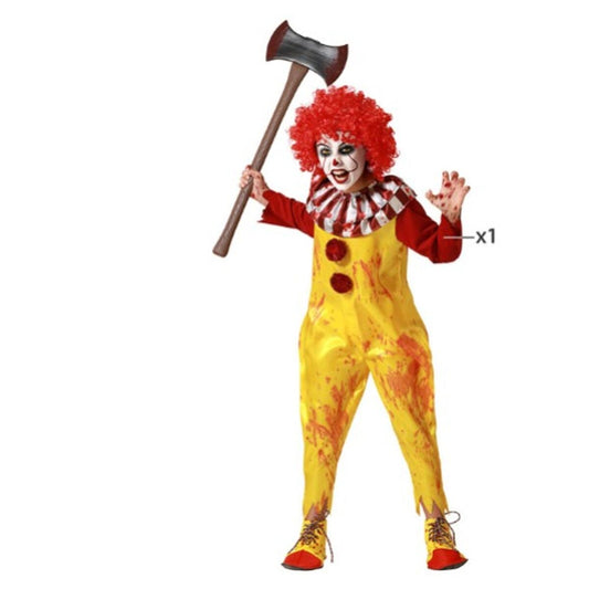 Ett barn klätt i en blodstänkt gul och röd clownmaskeraddräkt, med rött lockigt hår och håller en leksaksvapen i form av en yxa.