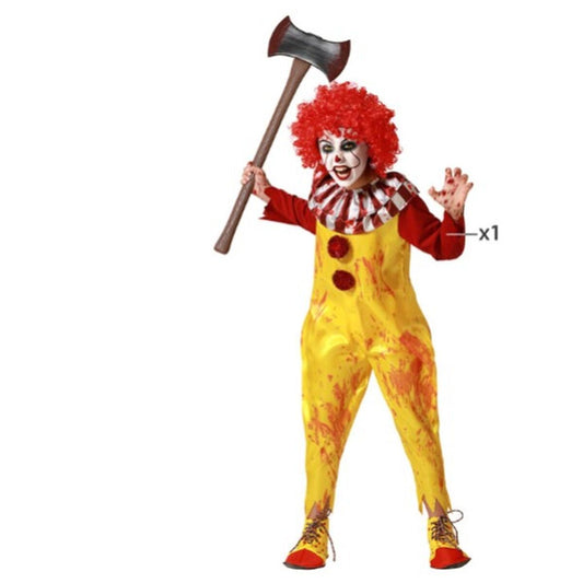 Ett barn i en blodstänkt gul och röd clowndräkt med röd peruk och en blodig yxa i handen.