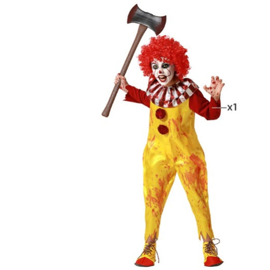 Ett barn klädd i en blodfläckig gul och röd clownmaskeraddräkt, med röd peruk, håller upp en stor leksaksklubba/yxa över huvudet.