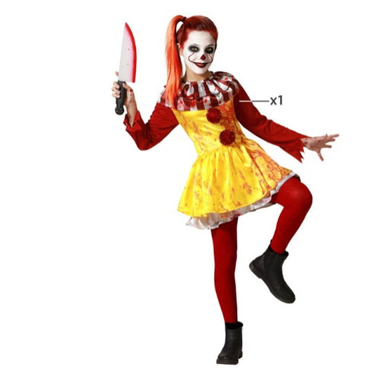 Ett barn i en skräckinjagande clownmaskeraddräkt med röd och gul klänning, röda strumpbyxor och fejkblodsstänk, som håller i en leksakskniv.
