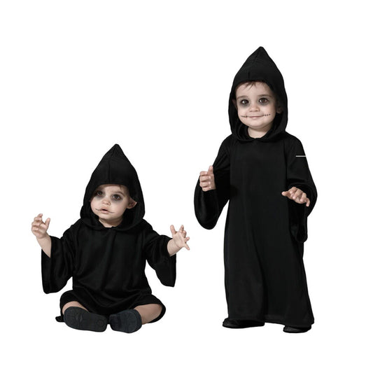 Två små barn, en sittande och en stående, klädda i identiska svarta, huva-försedda maskeraddräkter för bebisar, redo för Halloween.