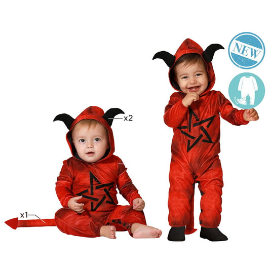 Två bilder på en glad bebis klädd i en röd demonmaskeraddräkt med svarta horn på huvan och ett svart pentagram tryckt på magen. Den ena visar bebisen sittande, den andra stående.