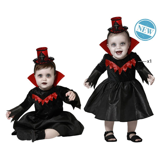 Två bilder på en bebis som bär en svart vampyrklänning med röd krage och en liten röd hatt på ett svart diadem.