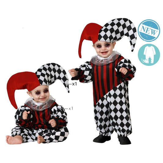 Två bilder som visar en bebis klädd i en röd- och svartrandig samt svart- och vitrutig Harlekin-maskeraddräkt med en matchande tofsad keps.